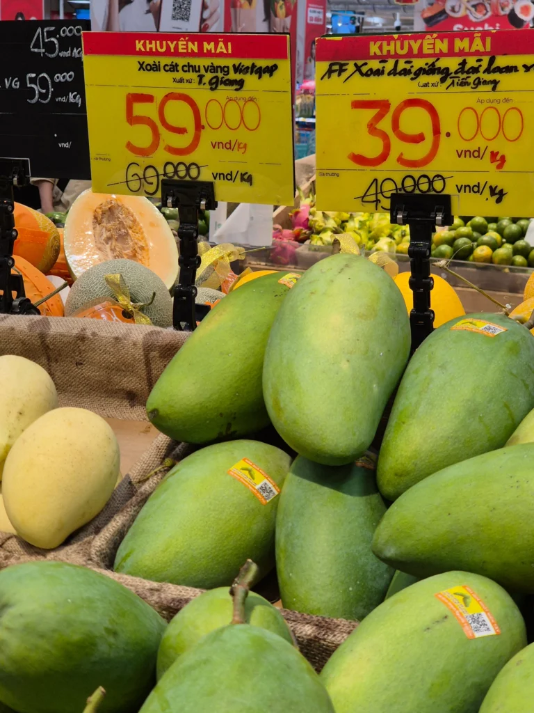 베트남 로컬 시장 그린망고 및 애플망고 판매 상점